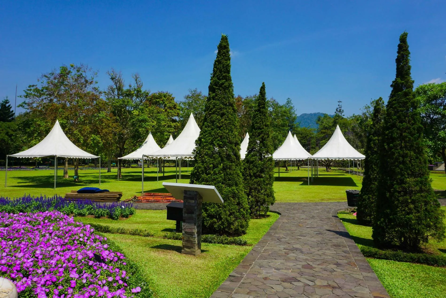 Mise en place de mobilier banquet tables rondes et chaises