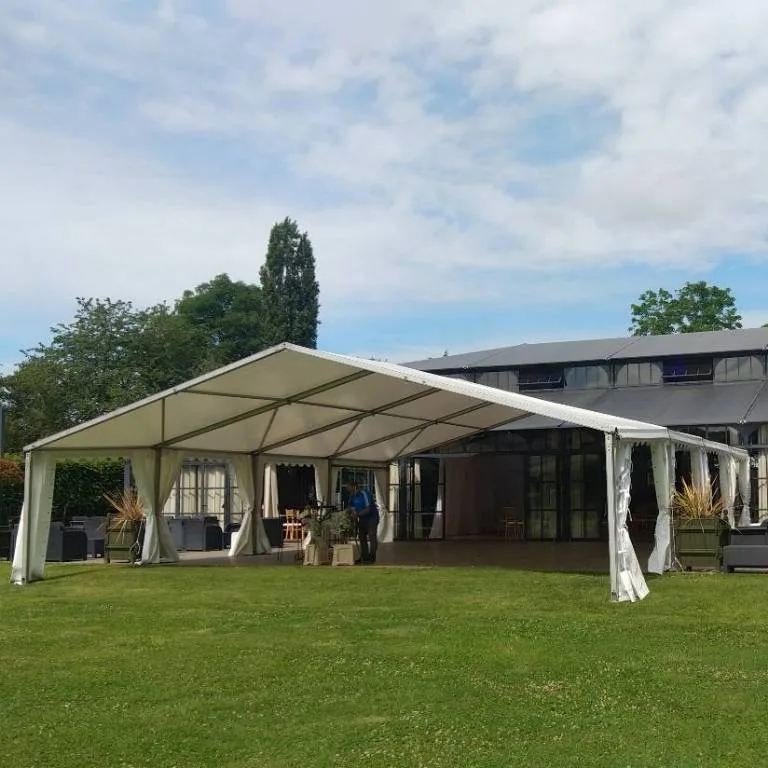 Chapiteau blanc dans parc privé arboré
