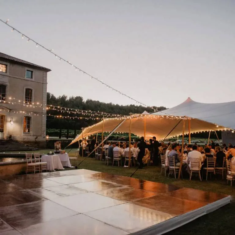 Mise en place d'un plancher de bal extérieur pour fête communale