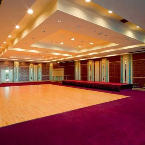 Plancher bois et piste de danse pour soirée de réception