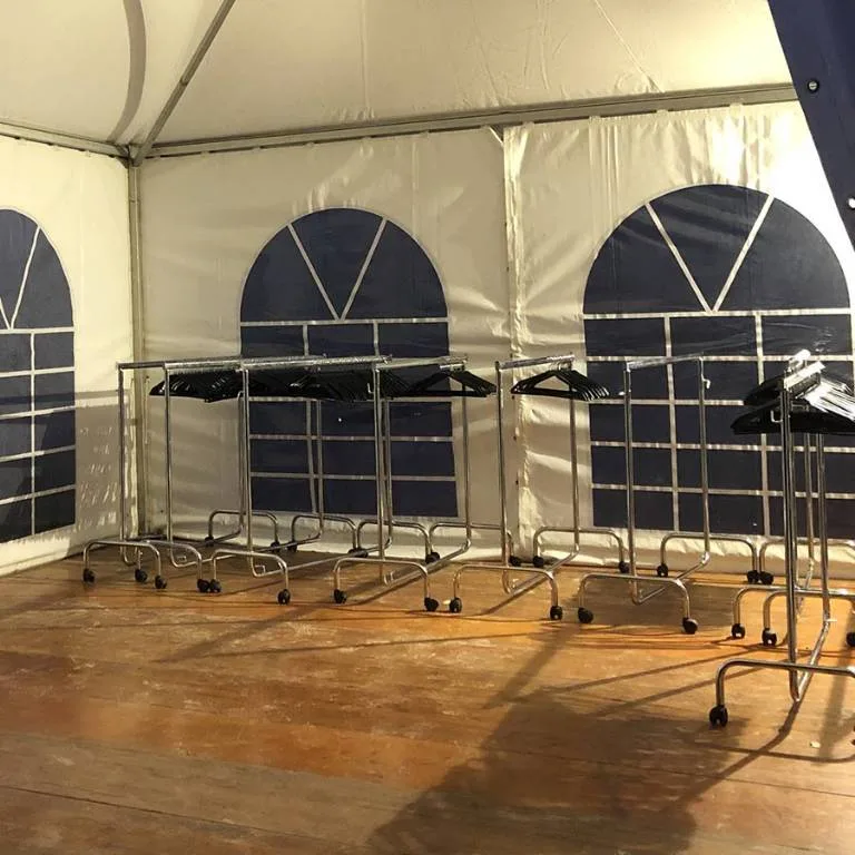 Location portant vestiaire sur roulettes et cintres bois noir
