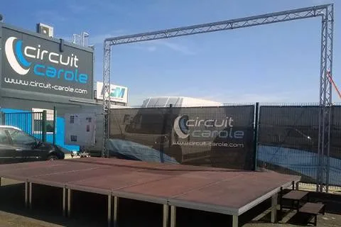 Location scène praticable modulaire estrade spectacle et convention